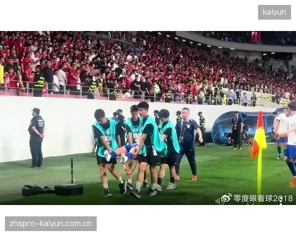 泽卡在对阵成都蓉城的比赛中面部受伤,泰山队锋线再遭重创。 泽卡在对阵成都蓉城的比赛中面部受伤,泰山队锋线再遭重创。